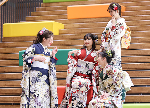 カラフルな大階段でリラックス